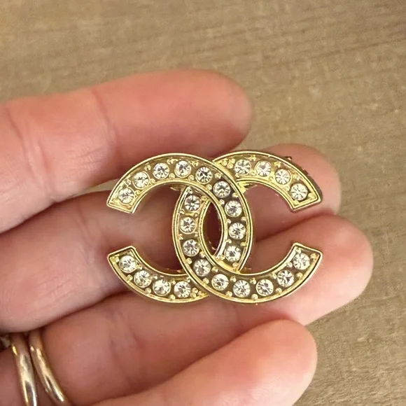 Gold tone double CC brooch - Picture 4 of 5